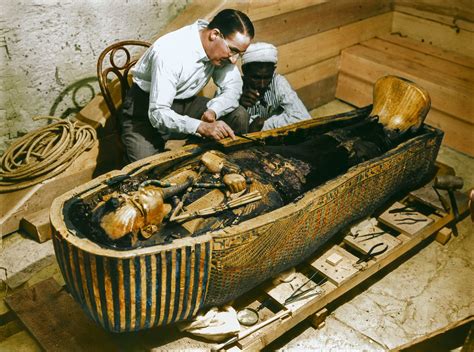 Le Dévoilement du Tombeau de Toutankhamon: Pharaon Adolescent et Trésor de l'Antiquité Égyptienne